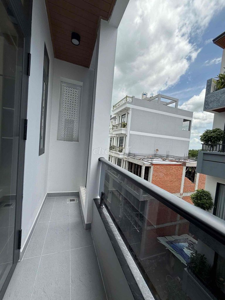 Studio balcony full of private washing machines has opened