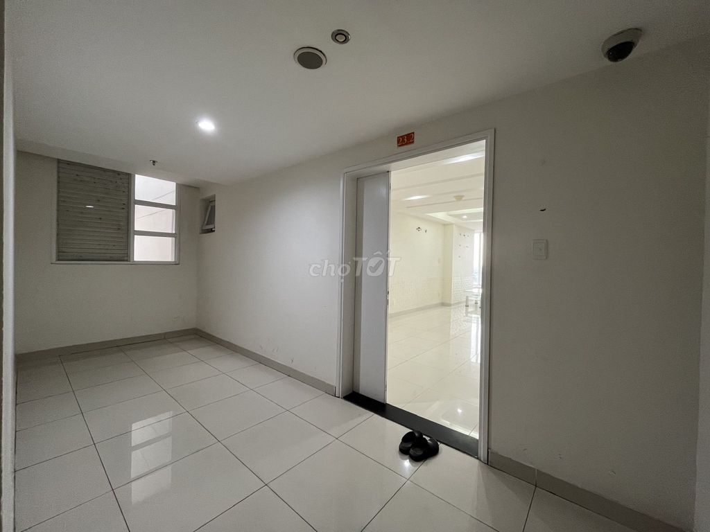 It's the owner who rents apartment 138 m2 3 bedrooms 3 high-rise toilets. Good view.