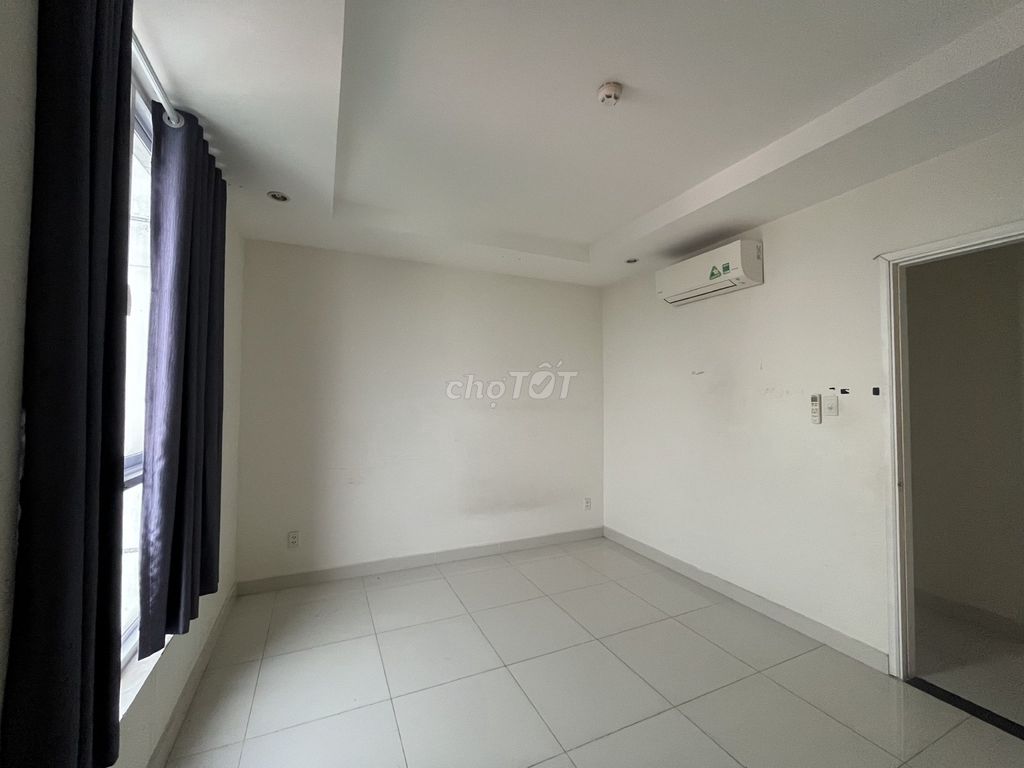 It's the owner who rents apartment 138 m2 3 bedrooms 3 high-rise toilets. Good view.