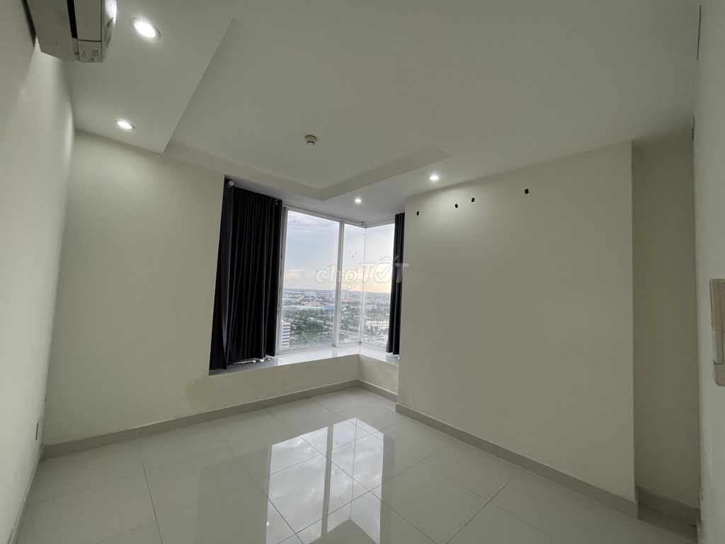 It's the owner who rents apartment 138 m2 3 bedrooms 3 high-rise toilets. Good view.