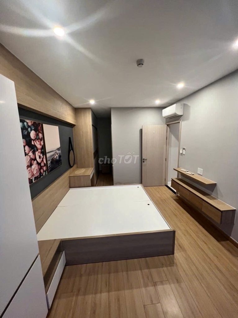Jamona Heighst - full interior - 2 bedroom - 2 view of the district fireworks 1