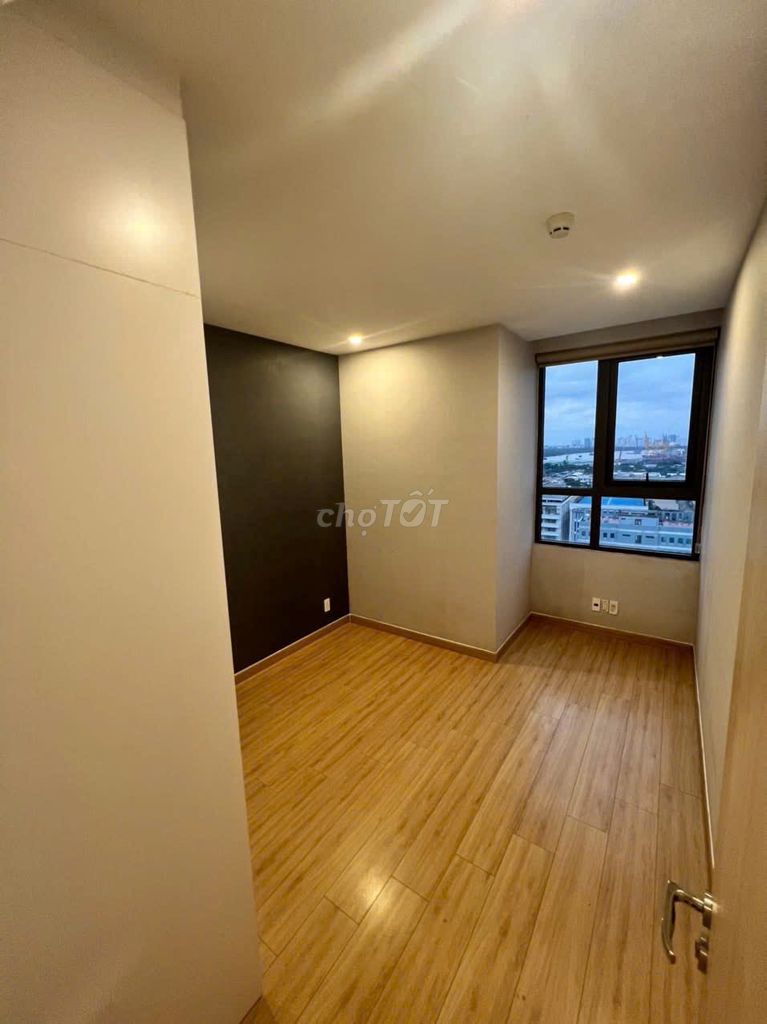 Jamona Heighst - full interior - 2 bedroom - 2 view of the district fireworks 1