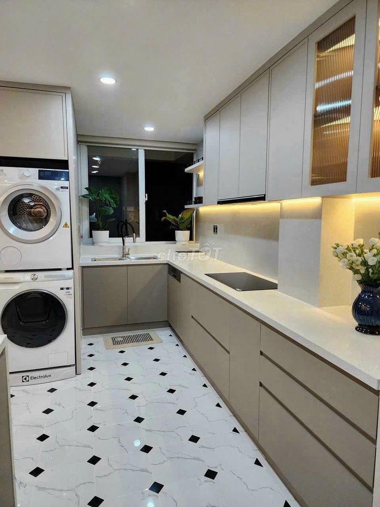 Penthouse Satra Eximland- 200 meters high-end four bedroom, three toilets cost 49 million a month.