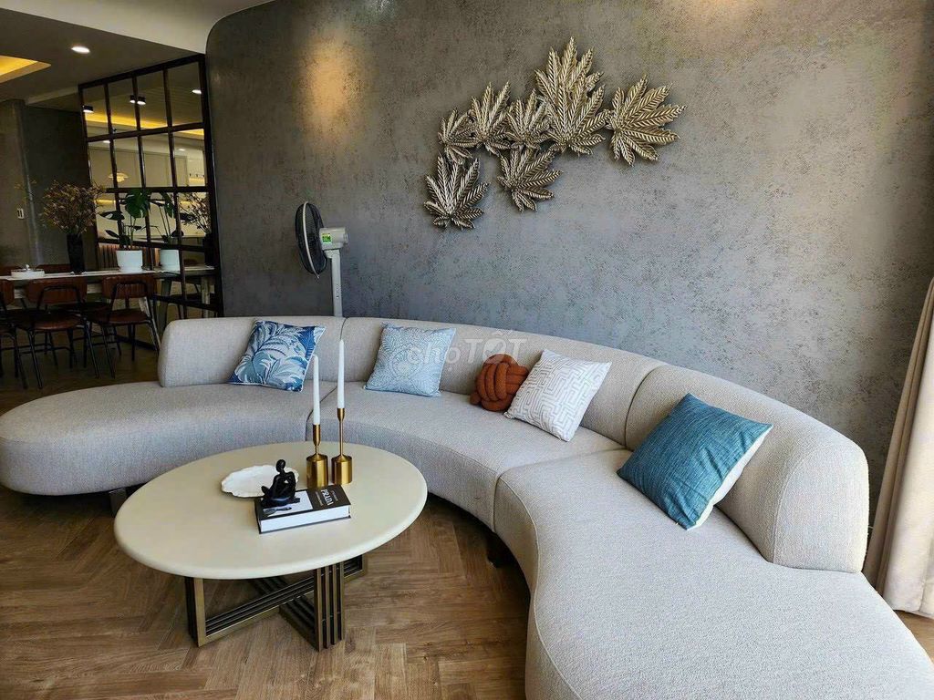 Penthouse Satra Eximland- 200 meters high-end four bedroom, three toilets cost 49 million a month.