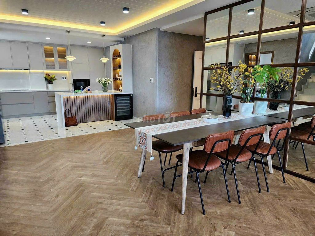 Penthouse Satra Eximland- 200 meters high-end four bedroom, three toilets cost 49 million a month.