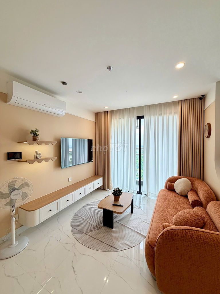Rent the apartment. Two bedrooms. Three Vinhomes Grand Park bedrooms. Four million five.