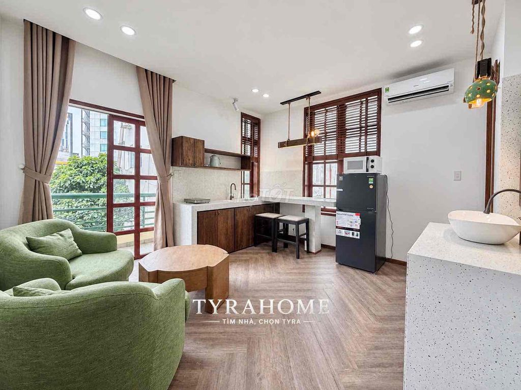 Superok One bedroom - broad balcony - nice living room - right here in District 1