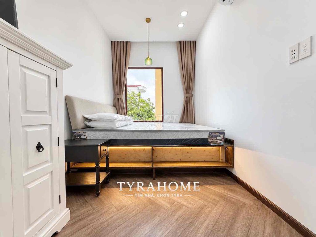 Superok One bedroom - broad balcony - nice living room - right here in District 1