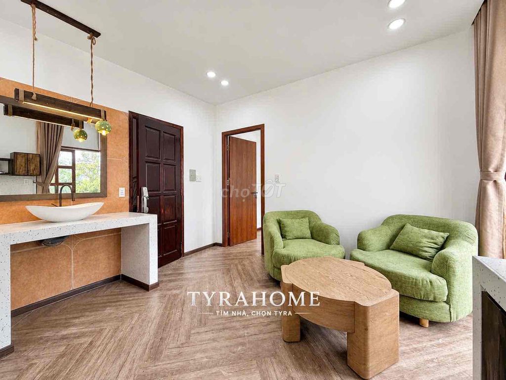 Superok One bedroom - broad balcony - nice living room - right here in District 1