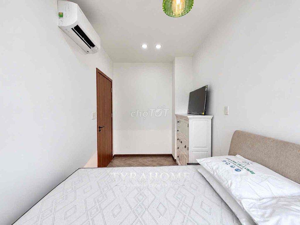 Superok One bedroom - broad balcony - nice living room - right here in District 1