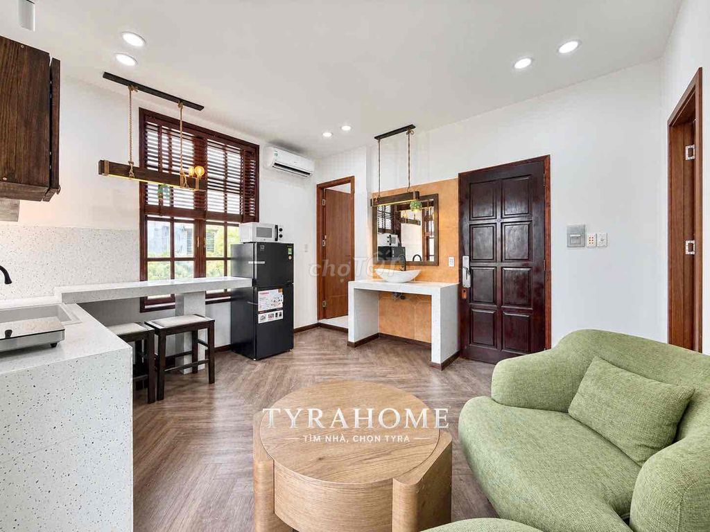 Superok One bedroom - broad balcony - nice living room - right here in District 1