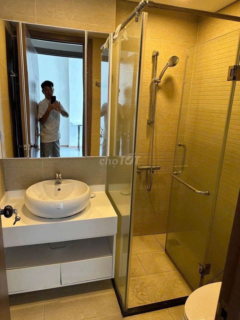 The angle C/c Khuông Việt is 105 meters2, 3 bedrooms full of furniture cost 15 million a month.