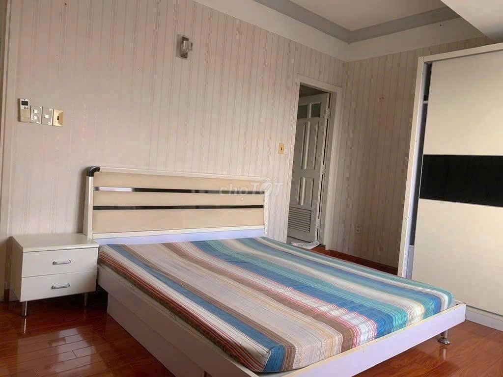 The angle C/c Khuông Việt is 105 meters2, 3 bedrooms full of furniture cost 15 million a month.