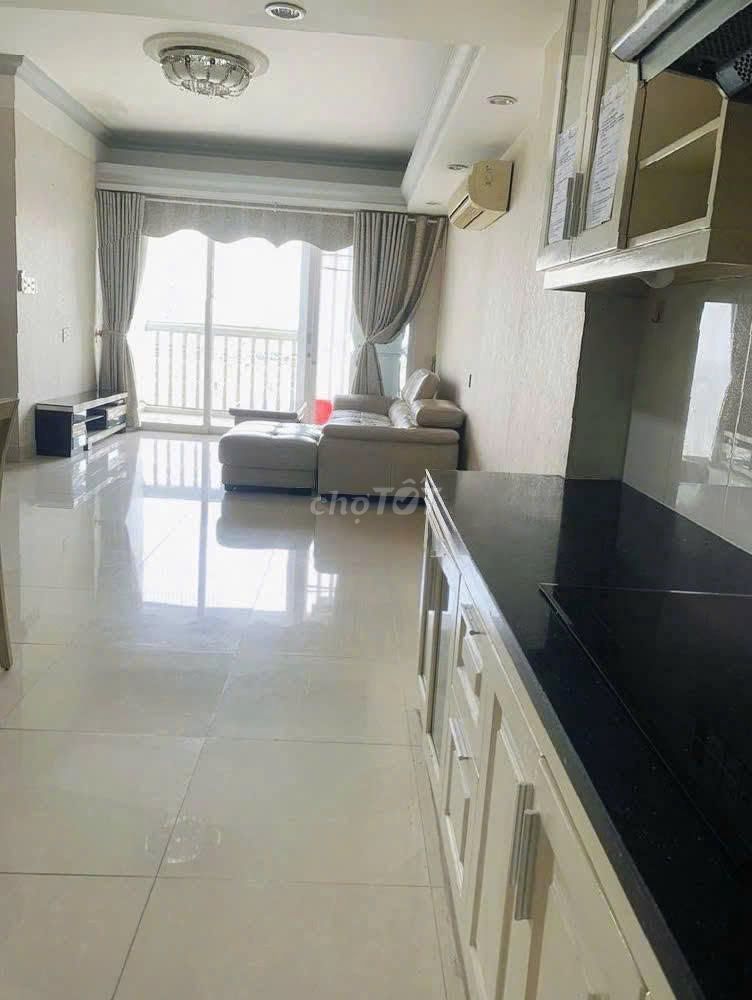 The angle C/c Khuông Việt is 105 meters2, 3 bedrooms full of furniture cost 15 million a month.
