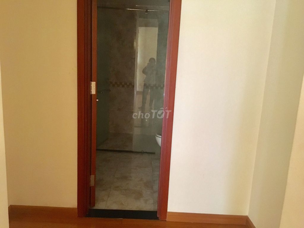 Bảy Hiền Tower owner: 140 M2 (3 bedrooms, 2 toilets) high level - price: 15 million a month.