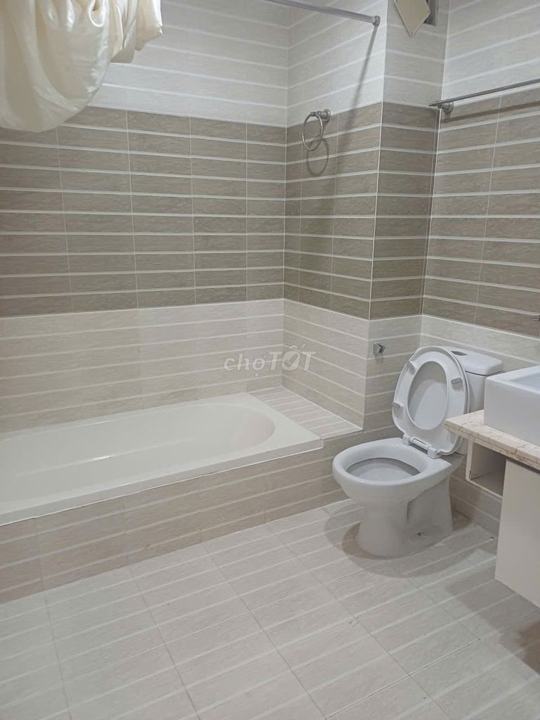 Rent apartment three bedrooms, two bathrooms at Lữ Gia Plaza.