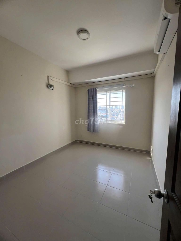 Trần Quốc Thảo apartment, 9 million a month's rent ladder, bedroom, toilet, furniture.