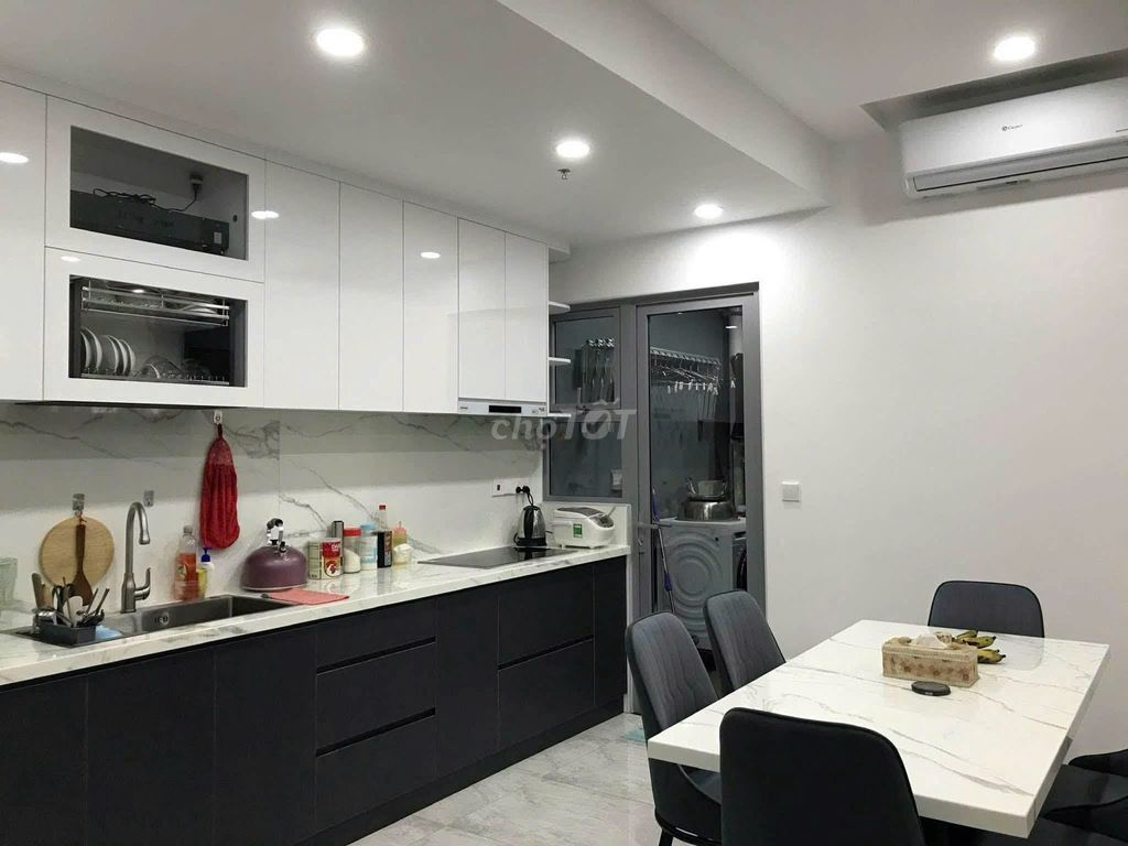 Republic Plaza-2 Levels of Bed, 2 balcony toilets, 64 meters 2 for 16.5 million a month.