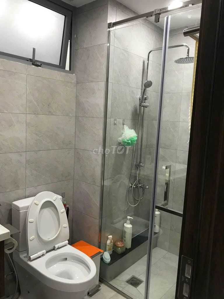 Republic Plaza-2 Levels of Bed, 2 balcony toilets, 64 meters 2 for 16.5 million a month.