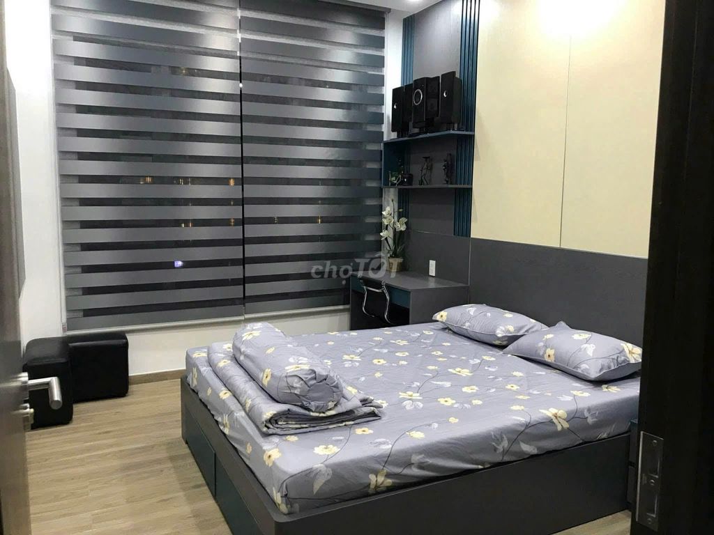 Republic Plaza-2 Levels of Bed, 2 balcony toilets, 64 meters 2 for 16.5 million a month.