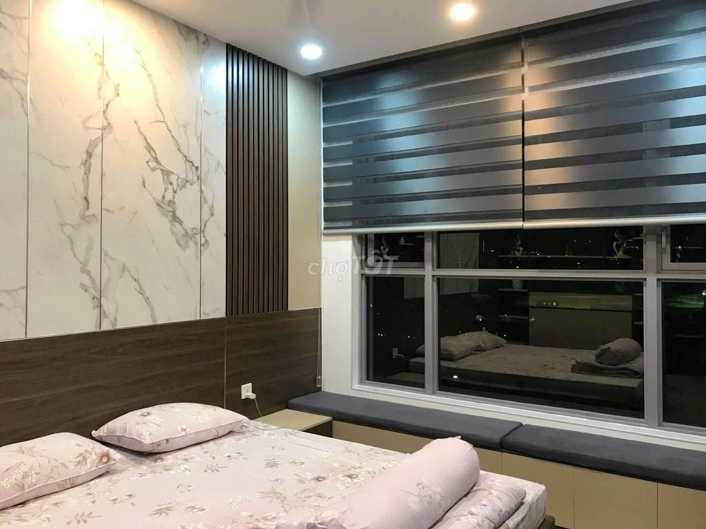 Republic Plaza-2 Levels of Bed, 2 balcony toilets, 64 meters 2 for 16.5 million a month.