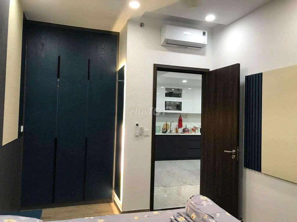Republic Plaza-2 Levels of Bed, 2 balcony toilets, 64 meters 2 for 16.5 million a month.