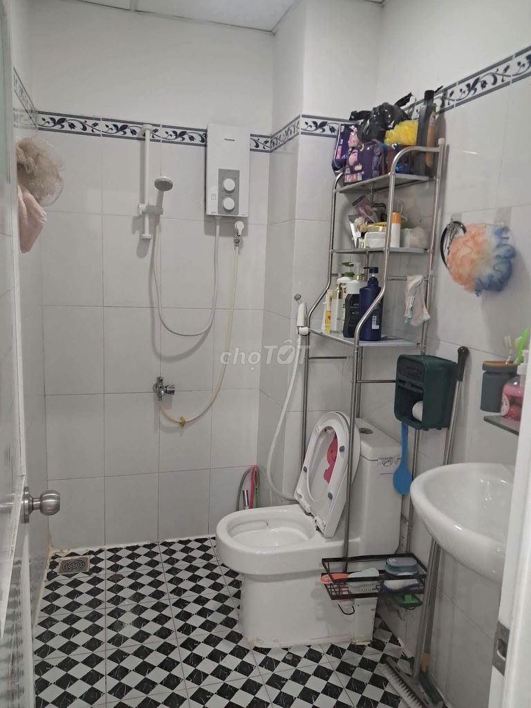 Phú Thạnh building is empty. One bedroom is six million and a half/th. 53 Nguyễn Sơn