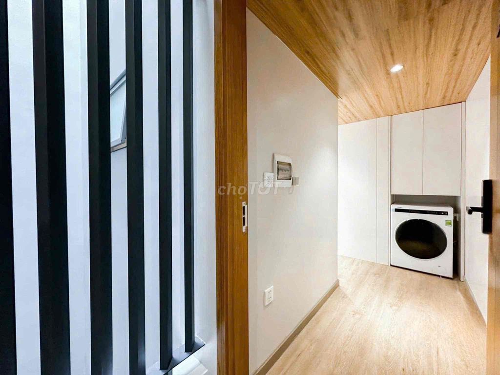 The perfect beautiful house. The britches to full interior.