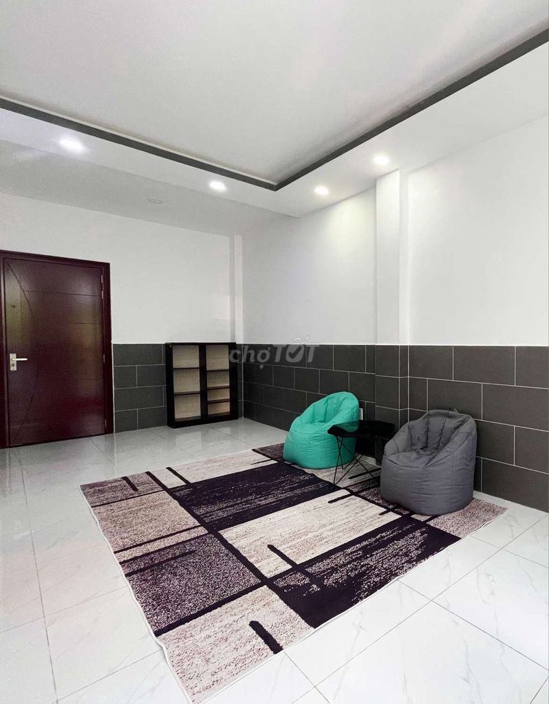 The kitchen apartment is 40 meters full of furniture, elevators, bags, and staying.