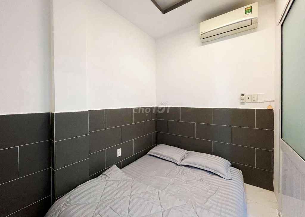The kitchen apartment is 40 meters full of furniture, elevators, bags, and staying.
