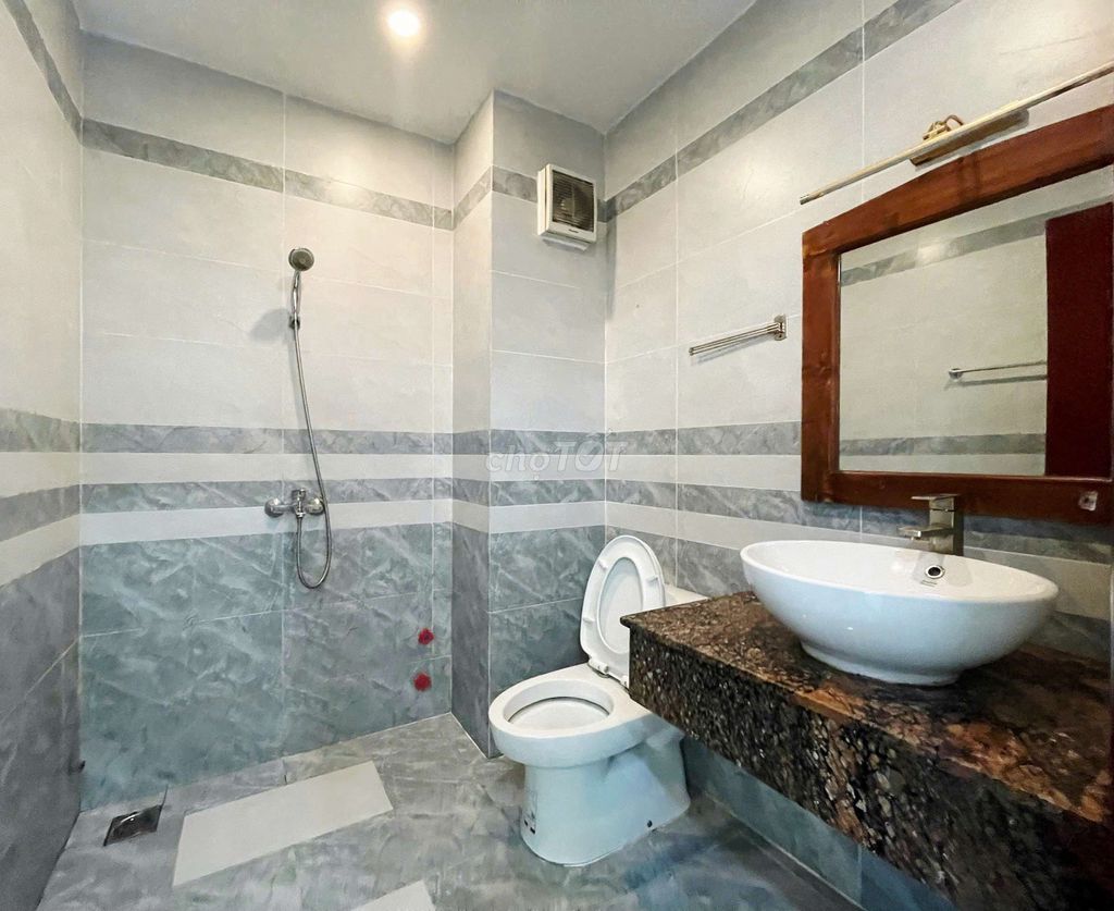 The kitchen apartment is 40 meters full of furniture, elevators, bags, and staying.