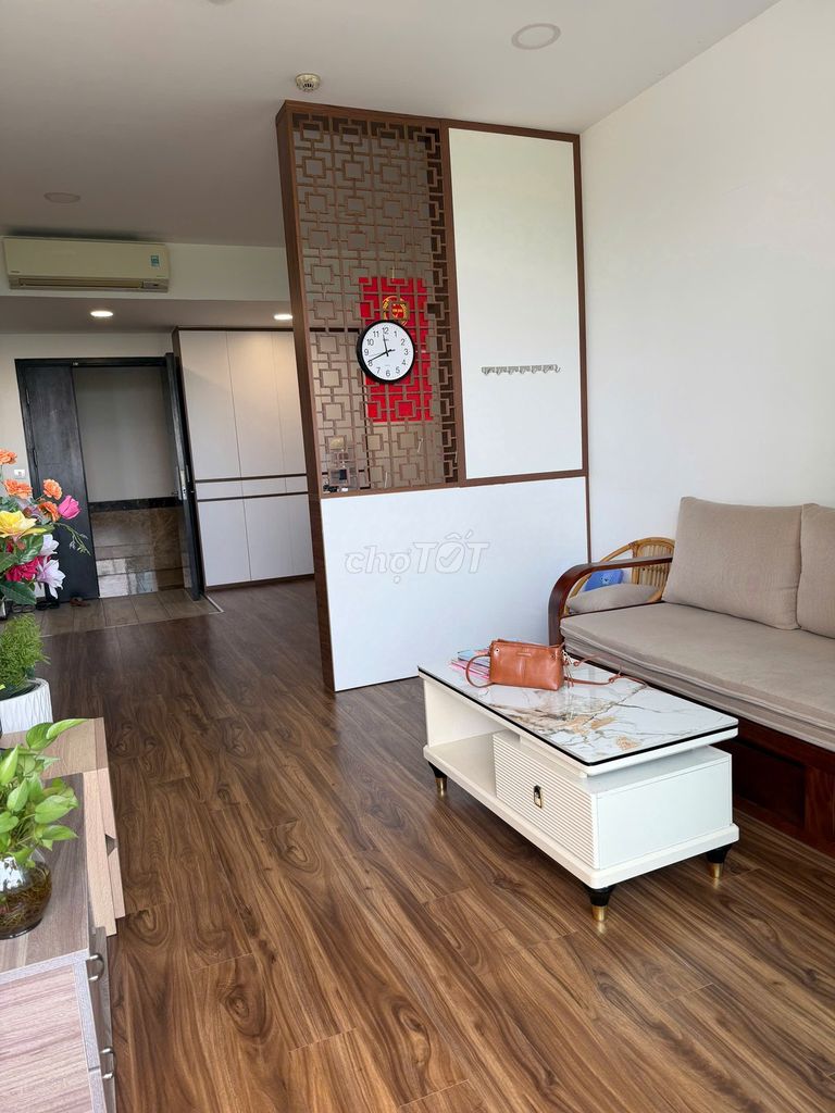Rent a bedroom. One Sunrise City toilet with a good balcony on it.