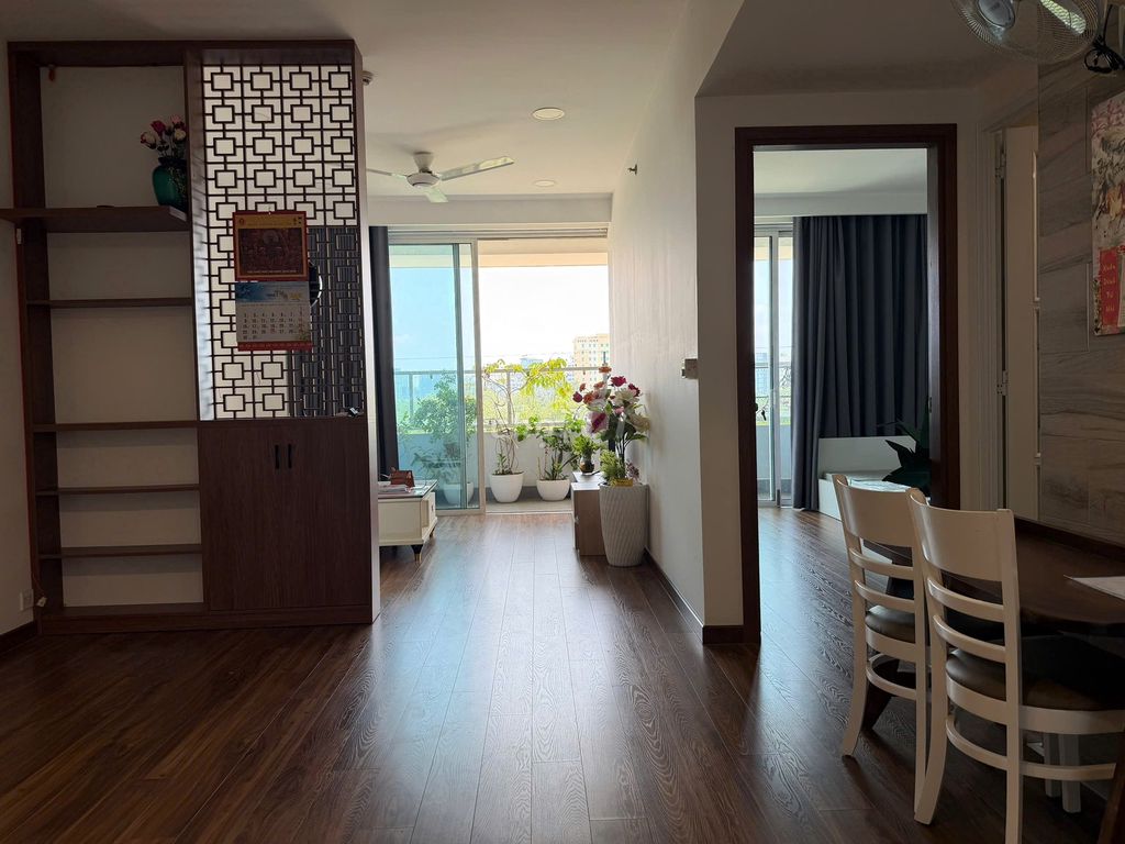 Rent a bedroom. One Sunrise City toilet with a good balcony on it.