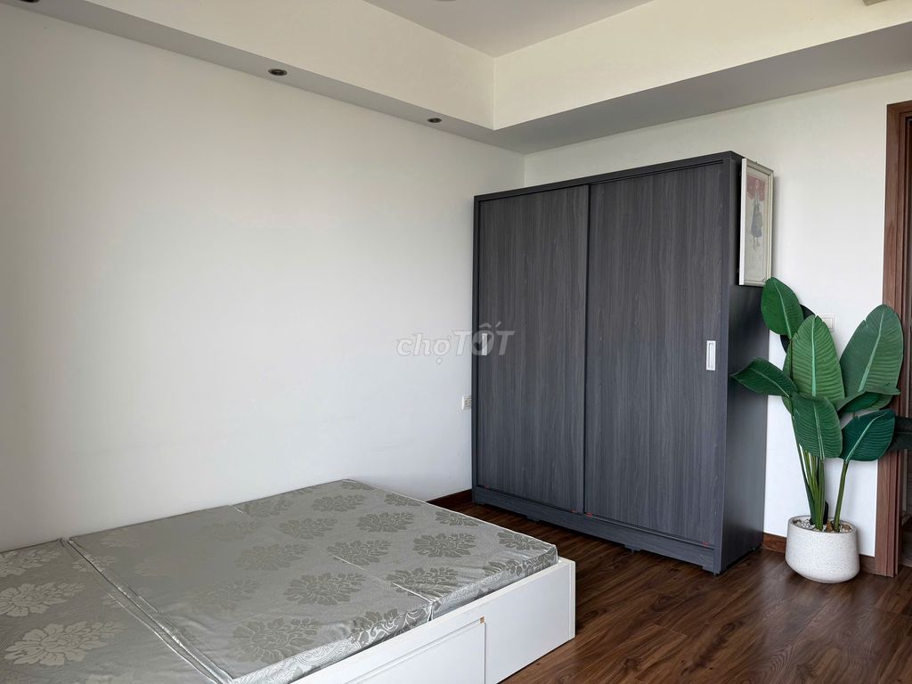 Rent a bedroom. One Sunrise City toilet with a good balcony on it.