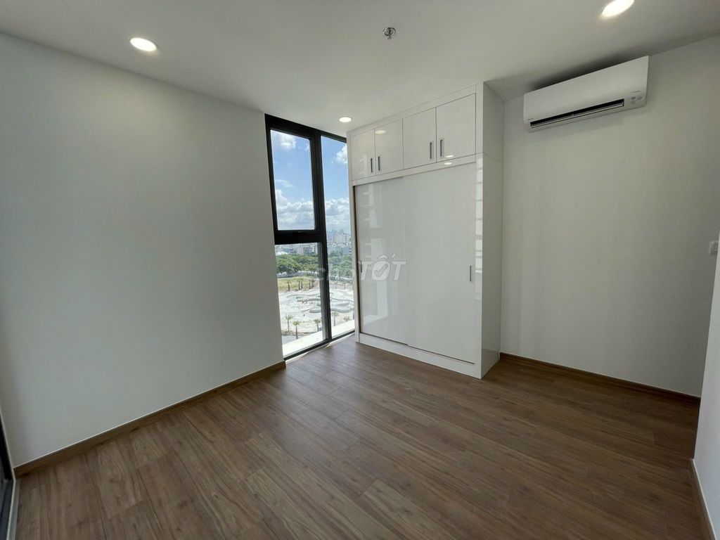 Rent two Eco Green Sài Gòn bedrooms - lots of nice big ones.