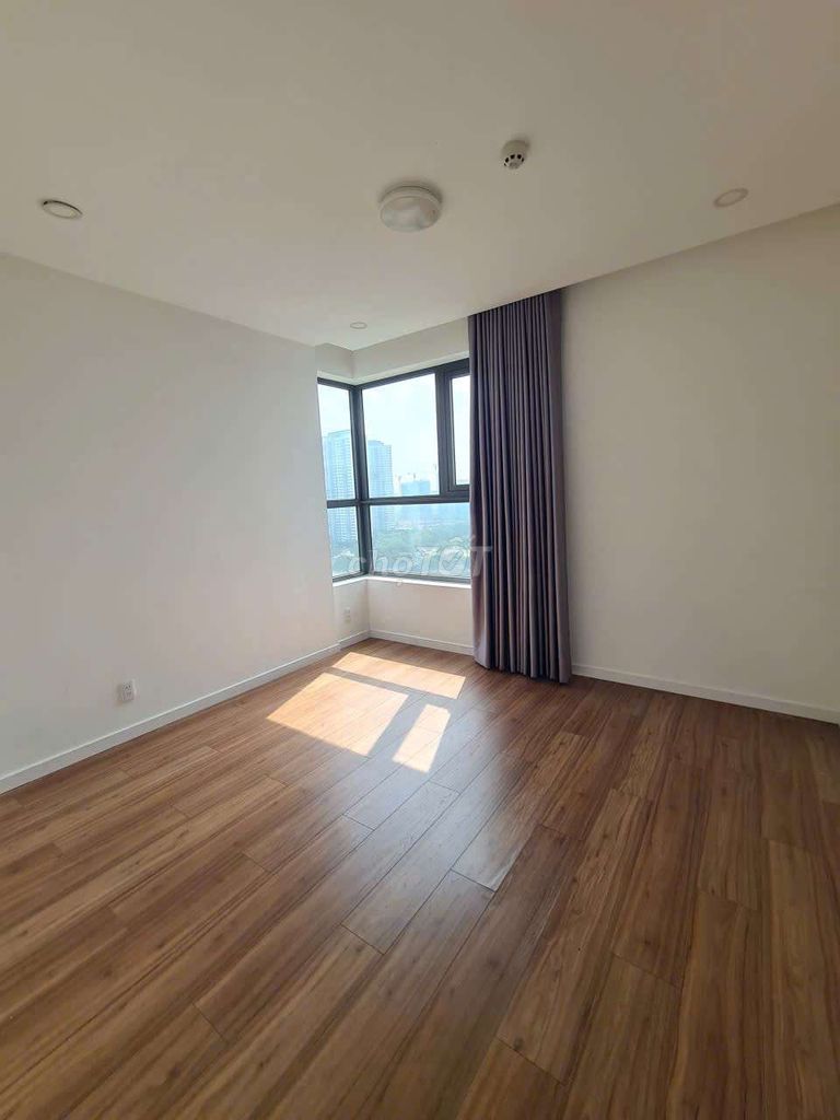 Rent the corner of 76 meters, 2 bedrooms, 2 toilets, D'lusso, D. Nguyễn Thị Định, District 2.