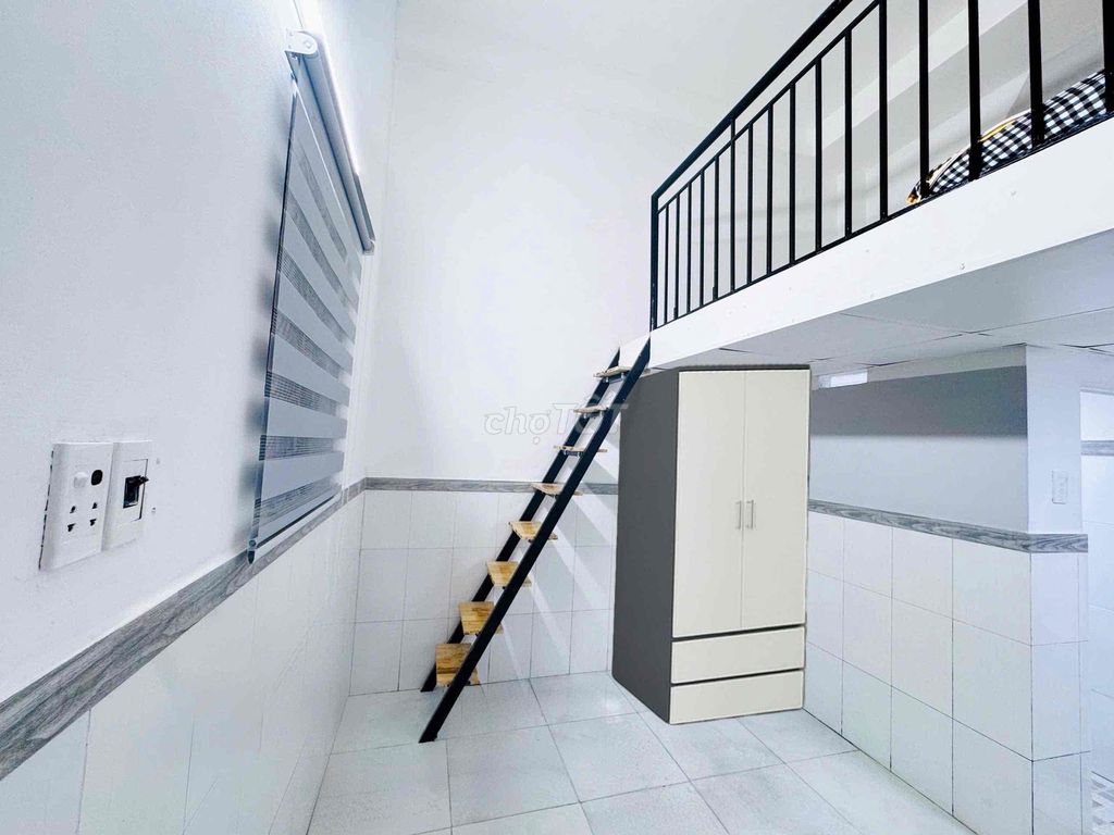 The ground-price hotel is only 3 million -- close to the commercial university -- 1 M8 high.