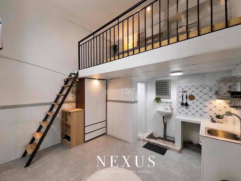 The ground-price hotel is only 3 million -- close to the commercial university -- 1 M8 high.