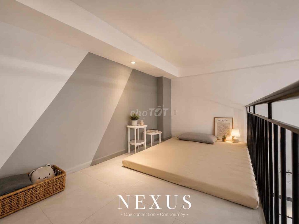 The ground-price hotel is only 3 million -- close to the commercial university -- 1 M8 high.