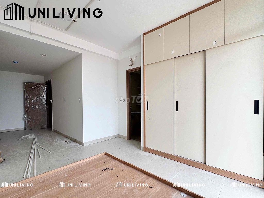 Open the apartment. A separate bedroom at law school.