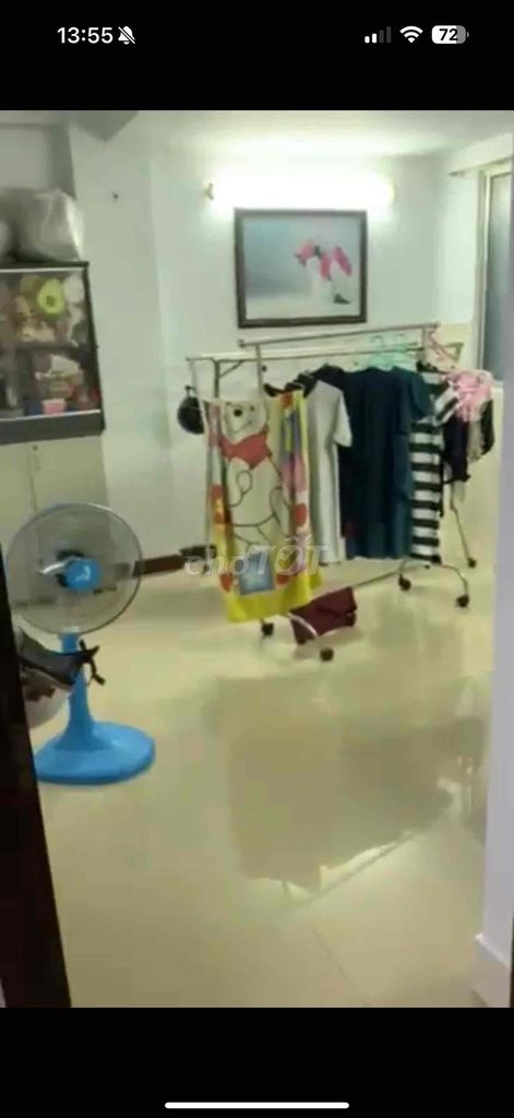 Find a share woman. One room in an apartment near the market.