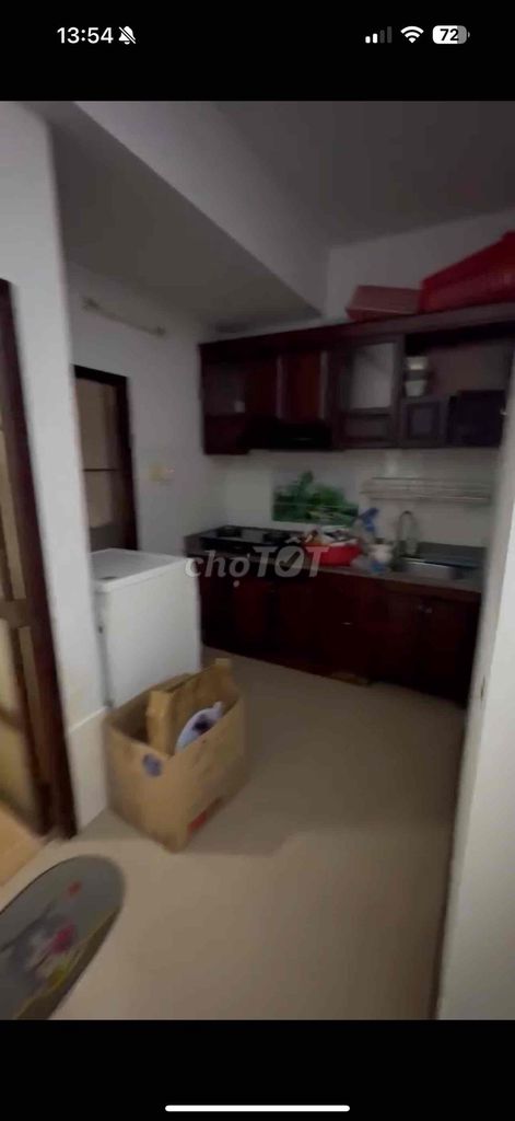 Find a share woman. One room in an apartment near the market.