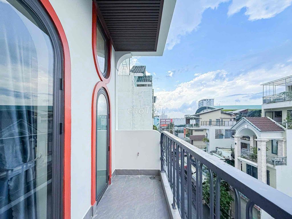 The balcony is free through District 4, 8th, channel 1, near the Channel Bridge, New Shun