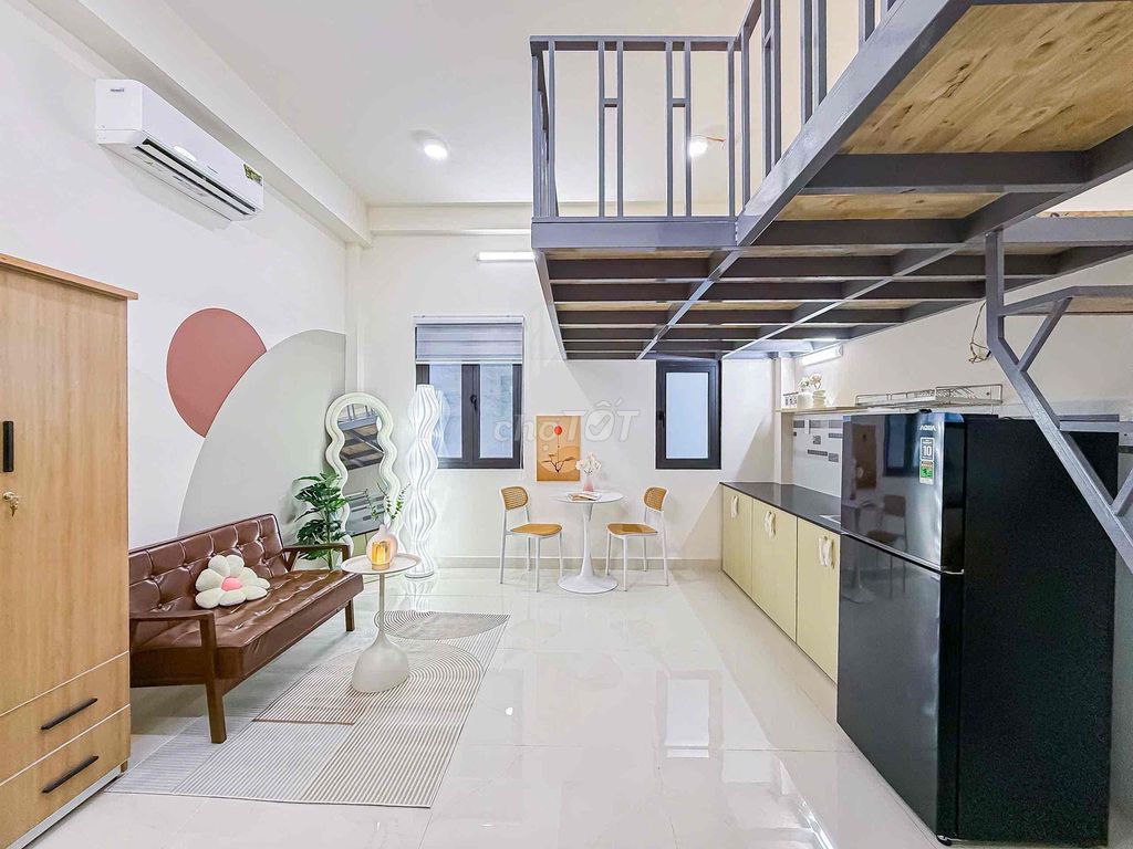 The balcony is free through District 4, 8th, channel 1, near the Channel Bridge, New Shun