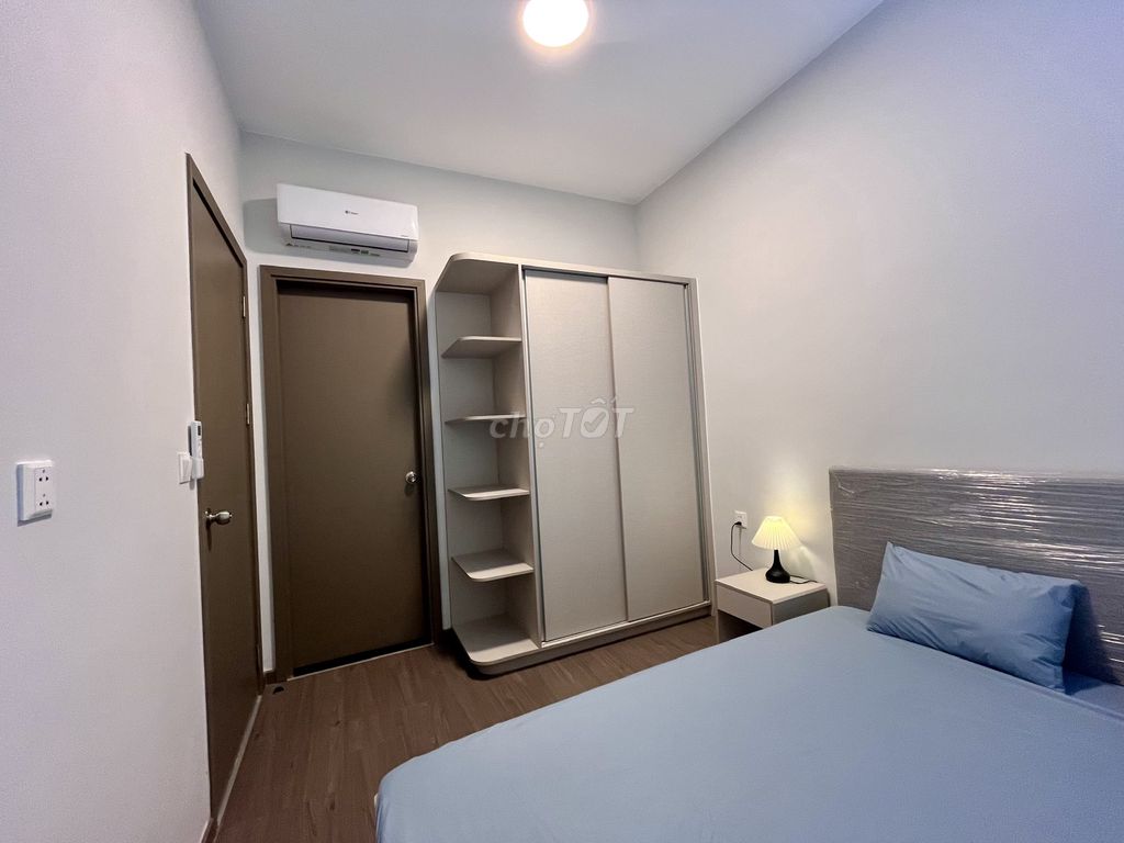 Two bedrooms with beds, closets, air conditioning. It's worth 3.5 million a month. HHHHHHHHMM
