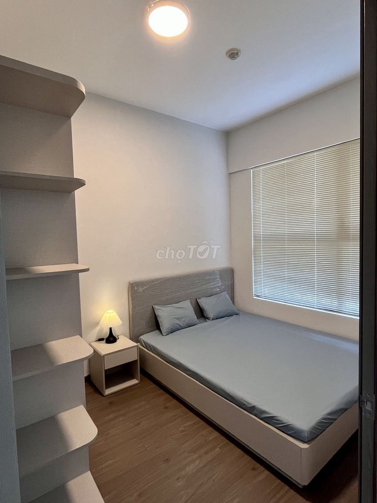 Two bedrooms with beds, closets, air conditioning. It's worth 3.5 million a month. HHHHHHHHMM