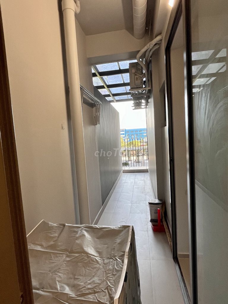 Two bedrooms with beds, closets, air conditioning. It's worth 3.5 million a month. HHHHHHHHMM