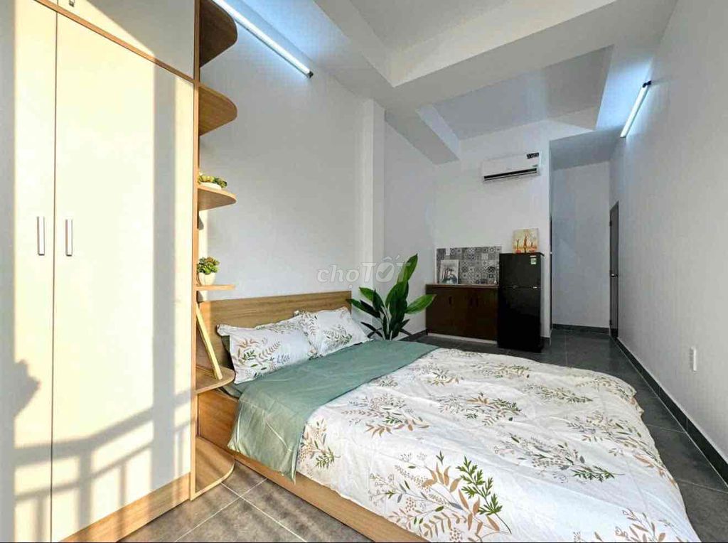Nice balcony studio -- auto alley -- right Nguyễn Xí – full interior.