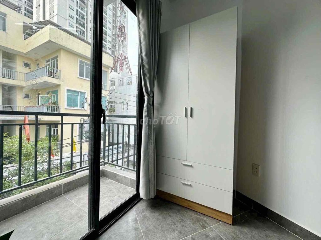 Nice balcony studio -- auto alley -- right Nguyễn Xí – full interior.