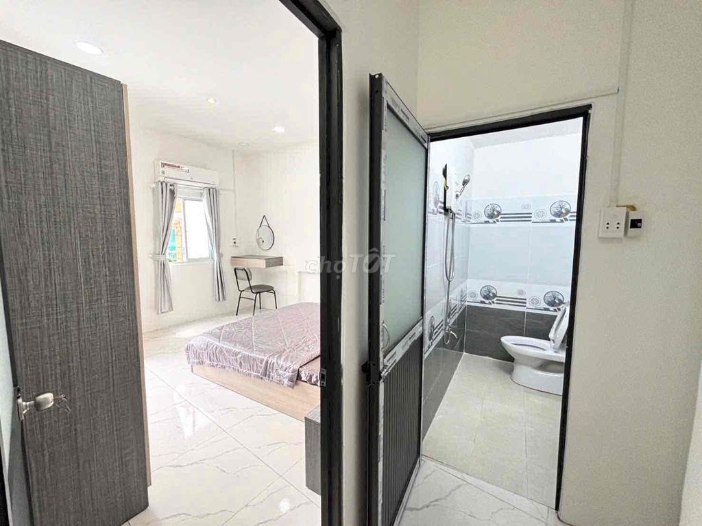 Rent the apartment. A balcony bedroom. High-level furniture.